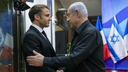 Emmanuel Macron et Benyamin Nétanyahou en Israël, le 24 octobre 2023. (CHRISTOPHE ENA / POOL / AFP)