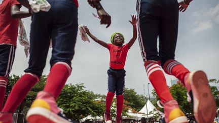 La troupe répète le soir, mais s'ils n'obtiennent pas de bons résultats à l'école, les enfants sont privés de danse pendant quelques jours: «la pire des punitions».  (STEFAN HEUNIS / AFP)