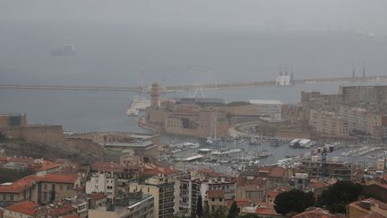 Une vue du Vieux-Port de Marseille (Bouches-du-Rhône) depuis la basilique Notre-Dame de la Garde, le 24 avril 2019. Image d'illustration. (VALÉRIE VREL / MAXPPP)