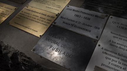 Des plaques funéraires de personnes exécutées entre 1936 et 1939 pendant la guerre civile espagnole. (JORGE GUERRERO / AFP)