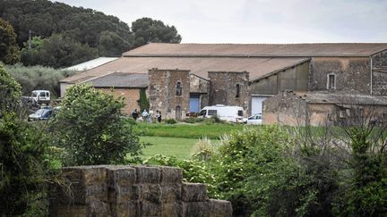 Les corps de deux personnes ont&nbsp;été découverts à proximité du mas agricole dans lequel vivait le couple,&nbsp;à Saint-Gilles (Gard), le 18 mai 2021. (MAXPPP)