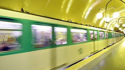 Une rame de métro à Paris, le 19 mai 2015. (MAXPPP)