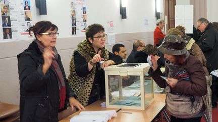 Des électeurs votent au premier tout de la primaire de la gauche, dimanche 22 janvier 2017, à Perpignan (Pyrénées-Orientales). (RAYMOND ROIG / AFP)