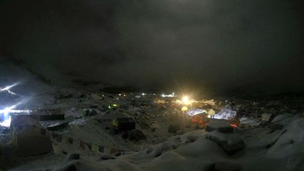 La nuit est tomb&eacute; sur le camp de base de l'Everest, d&eacute;vast&eacute; par les avalanches qui ont suivi le s&eacute;isme au N&eacute;pal, samedi 25 avril 2015.&nbsp; (AZIM AFIF / AP / SIPA )