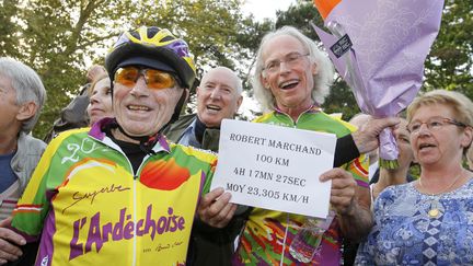 Robert Marchand, 100 ans, bat le record du centenaire le plus rapide sur 100 km au v&eacute;lodrome de la T&ecirc;te d'Or, pr&egrave;s de Lyon (Rh&ocirc;ne), le 28 septembre 2012.&nbsp; (ROBERT PRATTA / REUTERS)