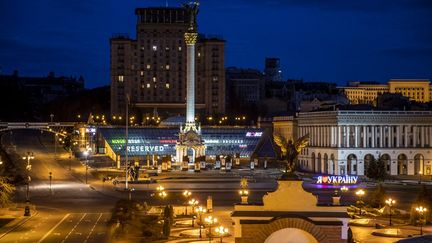 Les rues de Kiev (Ukraine) sont vides à la tombée de la nuit, samedi 26 février, alors qu'un couvre-feu est en vigueur.&nbsp; (AYTAC UNAL / ANADOLU AGENCY / AFP)