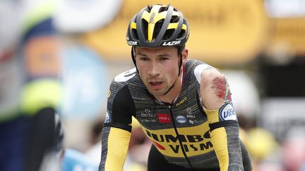 Primoz Roglic (Jumbo Visma) a chuté à 10 kilomètres de l'arrivée sur la 3e étape du Tour de France 2021, lundi 28 juin. (BENOIT TESSIER / AFP)