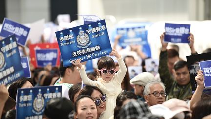 Des Hongkongais manifestent leur soutien aux forces de l'ordre, samedi 16 novembre 2019.&nbsp; (YE AUNG THU / AFP)