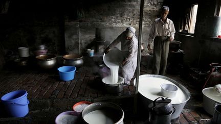 Une femme vend du lait dans sa maison malgré les affrontements à Srinagar. Fin août 2016, les autorités Indiennes ont fini par lever le couvre-feu imposé dans la ville et la plupart des régions du Cachemire. Mais magasins et entreprises sont restés fermés en raison d'une grève générale de protestation contre la domination indienne. L'Inde et le Pakistan revendiquent chacun cette région himalayenne. (Mukhtar Khan/AP/SIPA - Septembre 2016)