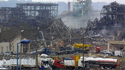 L'usine chimique AZF, situ&eacute;e en p&eacute;riph&eacute;rie de Toulouse, le 22 septembre 2001, au lendemain de l'explosion. (ERIC CABANIS / AFP)