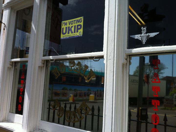 Martyn a affich&eacute; son soutien au Ukip sur sa boutique de tatouages.&nbsp; (VINCENT DANIEL / FRANCETV INFO)