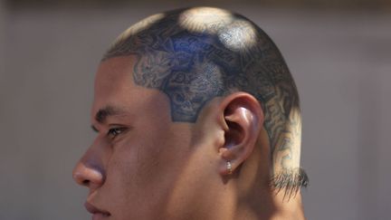 Un membre d'un gang d&eacute;tenu &agrave; la prison de Tonacatepeque (Salvador), le 21 janvier 2013. (REUTERS)