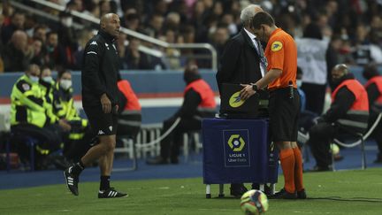 Lors de la rencontre PSG-Angers, vendredi 15 octobre, Monsieur Dechepy a accordé un pénalty litigieux après l'intervention de la VAR. (SEBASTIEN MUYLAERT / MAXPPP)