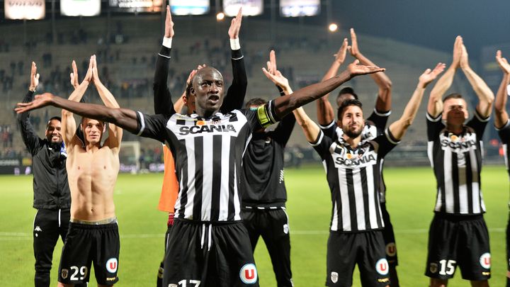 La joie des joueurs d'Angers apr&egrave;s leur victoire contre Bastia, samedi 3 octobre 2015.&nbsp; (JEAN-FRANCOIS MONIER / AFP)