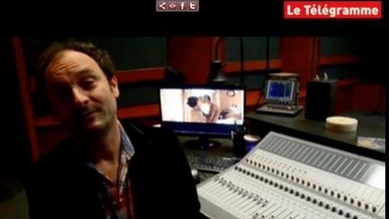 Capture d'&eacute;cran de la vid&eacute;o du "T&eacute;l&eacute;gramme" diffusant les premiers extraits d'un film pour adultes doubl&eacute; en breton et les explications de Yann Rivallin, pr&eacute;sident de l'association &agrave; l'origine de l'initiative.&nbsp;&nbsp; ( FRANCETV INFO)