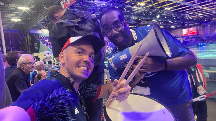 Joseph Delage et les leaders d'ambiance en pleine répétition avant une rencontre de handball à l'Arena Paris Sud, le 29 juillet 2024, pendant les Jeux olympiques. (JOSEPH DELAGE / DR)