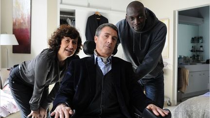 De gauche &agrave; droite : Anne Le Ny, Fran&ccedil;ois Cluzet et Omar Sy dans "Intouchables" d'Eric Toledano. (GAUMONT DISTRIBUTION&nbsp;)