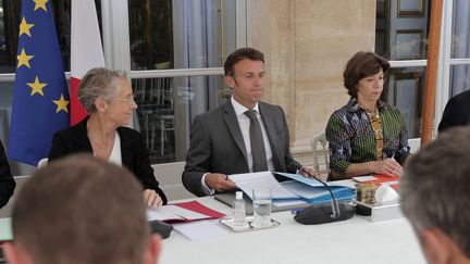 Le président de la République Emmanuel Macron entre la Première ministre Elisabeth Borne et la ministre des Affaires étrangères Catherine Colonna, à l'Elysée à Paris le 25 juillet 2022 (LEWIS JOLY / POOL / AP POOL)