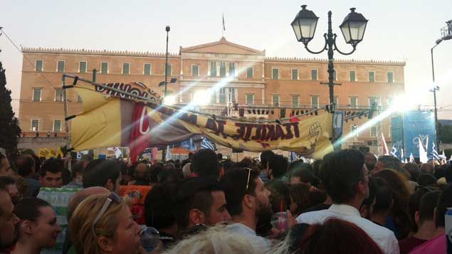 &nbsp; (Devant la foule rassemblée palce Syntagma vendredi, Alexis Tsipras a fait un discours pour maintenir son référendum et appeler à voter "non" © Radio France / Célia Quilleret)