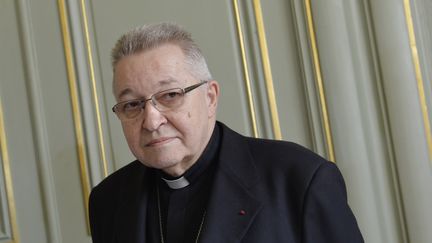 L'archev&ecirc;que de Paris, Andr&eacute; Vingt-Trois, lors d'une conf&eacute;rence de presse avec le ministre de l'Int&eacute;rieur, Bernard Cazeneuve, &agrave; Paris, le 23 avril 2015. (MIGUEL MEDINA / AFP)