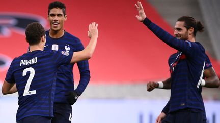 Benjamin Pavard, encore buteur avec l'équipe de France, félicité par Adrien Rabiot (FRANCK FIFE / AFP)