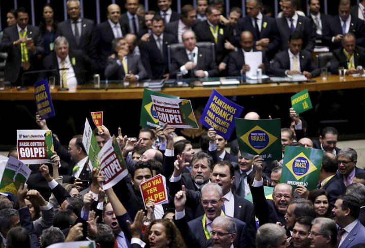 Cette session extraordinaire s'est déroulée dans un lourd climat d'affrontement entre opposants et partisans à la destitution de Dilma Roussef, dimanche 17 avril 2016.&nbsp; (UESLEI MARCELINO / REUTERS)