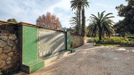 l’architecte-paysagiste français, Jean Claude Nicolas Forestier, s’inspira des techniques d’irrigation par immersion utilisées dans les anciens jardins d’Espagne et du Maroc. Alliant l’esthétique à la fonction, il concentra les ouvrages d’irrigation le long de l’axe central ; l’eau fut ainsi placée au cœur de la composition, pour jouer le rôle de colonne vertébrale du jardin. Afin d’assurer l’arrosage de toutes les parties du jardin, Forestier avait prévu un point d’eau à chaque terrasse.» (Guy Thimel)