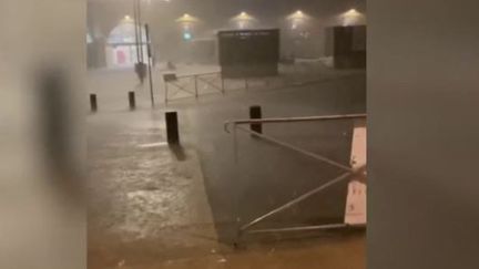 Orages : des pluies torrentielles s'abattent sur la ville de Nîmes