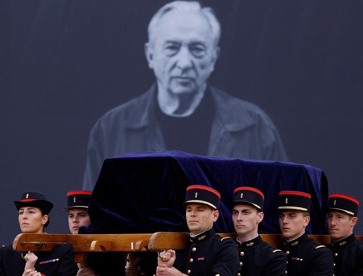 Les gardes français portent le cercueil du peintre Pierre Soulages lors d'une cérémonie dans la Cour du Louvre à Paris (CHRISTIAN HARTMANN / POOL)