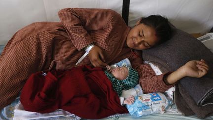 Lata Chand, 19 ans, a mis au monde une petite fille dans un h&ocirc;pital de fortune &agrave; Katmandou (Nepal), le 1er mai 2015. (MANISH SWARUP / AP /SIPA)