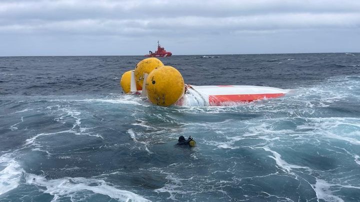 Les secouristes espagnols ont publié plusieurs images des opérations lancées pour sauver le skipper français Laurent Camprubi. (SALVAMENTO MARITIMO / FACEBOOK)