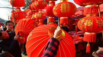 Des Chinois achètent des lanternes rouges pour la Nouvelle année à Fuyang (province d'Anhui, est de la Chine) le 25 janvier 2017. (AFP - STR)