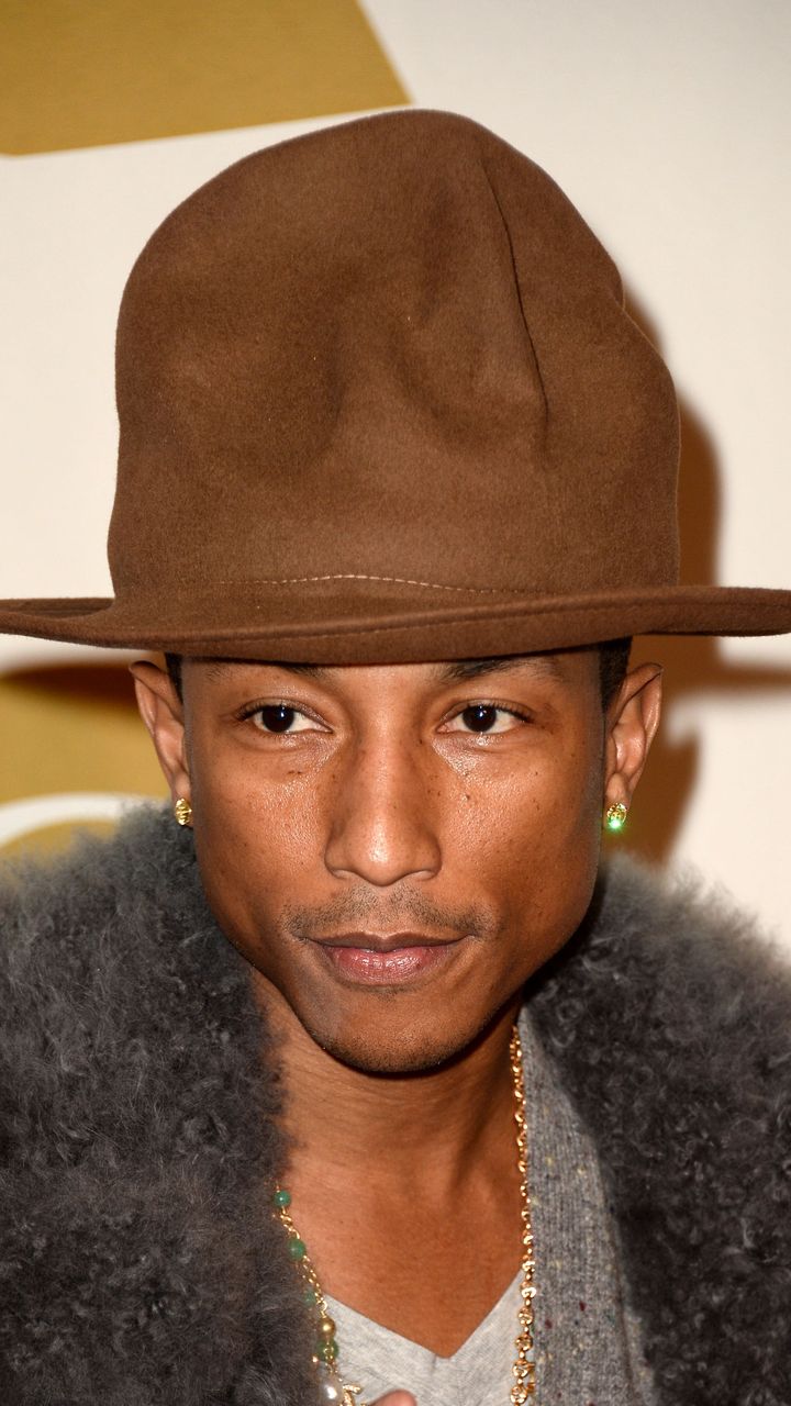 L'artiste Pharrell Williams avec un chapeau Vivienne Westwood assiste à "The Night That Changed America: A GRAMMY Salute To The Beatles" au Los Angeles Convention Center le 27 janvier 2014 à Los Angeles. (FRAZER HARRISON / GETTY IMAGES NORTH AMERICA)