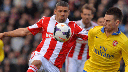 Laurent Koscielny à la lutte avec Jonathan Walters