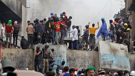 Des manifestants lors de violences avec des forces de sécurité, en Irak, à Bagdad, jeudi 28 novembre 2019.&nbsp; (AHMAD AL-RUBAYE / AFP)