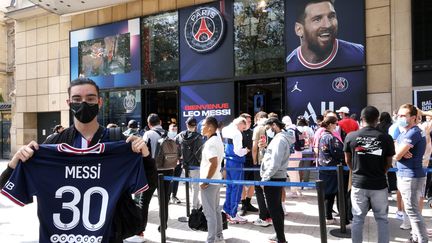 Des centaines de fans de Messi font la queue pour s'offrir&nbsp;son maillot devant la boutique officielle du PSG sur les Champs-Elysées, le 11 août 2021. (DELPHINE GOLDSZTEJN / MAXPPP)