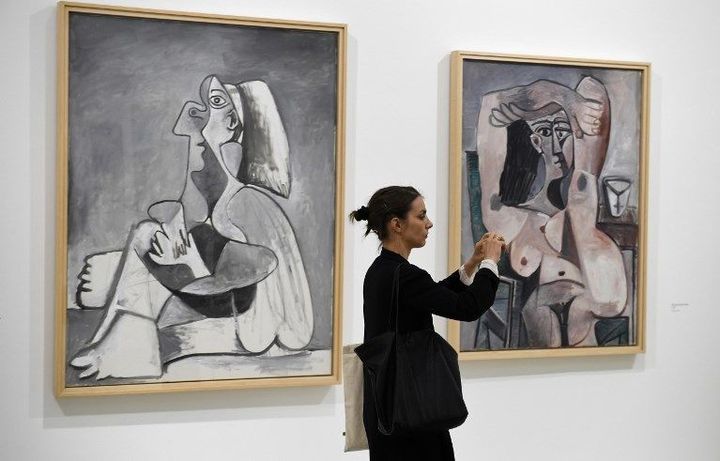 Une visiteuse devant deux toiles de picasso à Landerneau
 (Fred TANNEAU / AFP)