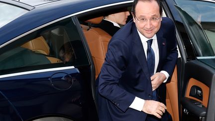 Fran&ccedil;ois Hollande arrive &agrave; l'&eacute;cole Ensica de Toulouse (Haute-Garonne), le 9 janvier 2014, pour une visite sur le th&egrave;me de l'immobilier. (GUILLAUME HORCAJUELO / AFP)