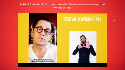 Le directeur du Festival d'Avignon Olivier Py lors de sa vidéoconférence du mercredi 8 avril, annonçant la programmation "rêvée" de la 74e édition, avec un traducteur de ses propos en langage des signes. (THOMAS SAMSON / AFP)