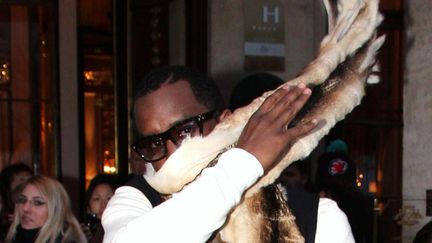 Mesdames, admirez l'amplitude du mouvement de l'homme qui remet sa b&ecirc;te en place. Sean Coms alias P. Diddy, l'&eacute;l&eacute;gance incarn&eacute; qui se transforme de plus en plus en Kanye West... (DMI / WENN / SIPA)