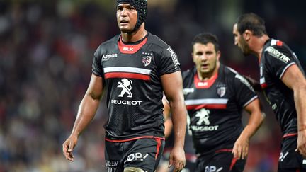 Thierry Dusautoir et les siens auront la pression dimanche. (REMY GABALDA / AFP)