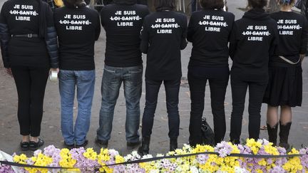 Des médecins&nbsp;devant l'Assemblee nationale&nbsp;au&nbsp;moment du vote de la loi santé, le 17 décembre 2015. (MAXPPP)