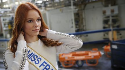 Maëva Coucke, Miss France 2018, en visite à la Française de mécanique à Douvrin dans le Pas-de-Calais, le 8 mars 2018. (BRIDE EDOUARD / MAXPPP)