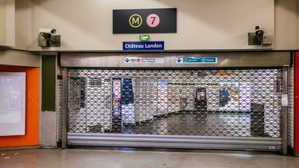 L'accès à la ligne 7, à la station Château-Landon, est fermé en raison de la grève contre la réforme des retraites, le 29 décembre 2019, à Paris. (MATHIEU MENARD / HANS LUCAS / AFP)