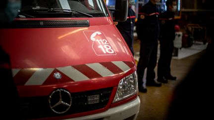 Un camion de pompiers dans une caserne de Houilles (Yvelines), le 25 juin 2021. Photo d'illustration. (ARTHUR NICHOLAS ORCHARD / HANS LUCAS / AFP)