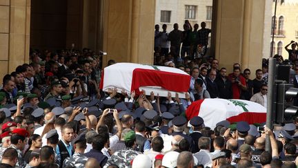 Des membres des forces de s&eacute;curit&eacute;s libanaises portent les cercueils de Wissam Al-Hassan et de son garde du corps, le 21 octobre 2012, &agrave; Beyrouth, au Liban.&nbsp; (MOHAMED AZAKIR / REUTERS)