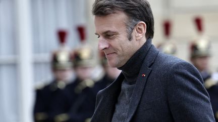 Emmanuel Macron sur le perron de l'Elysée, le 9 décembre 2024. (STEPHANE DE SAKUTIN / AFP)