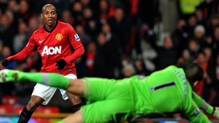 Ashley Young tente sa chance (PAUL ELLIS / AFP)