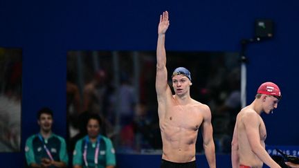 Léon Marchand célèbre, dans une joie toute mesurée, son titre sur 200 mètres papillon lors des Jeux olympiques de Paris, mercredi 31 juillet 2024. (MANAN VATSYAYANA / AFP)