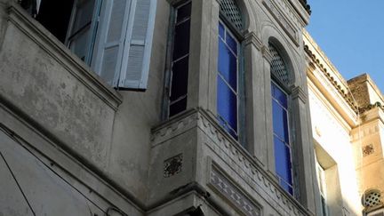 demeuraient dans la médina des familles riches», raconte un habitué du quartier. Elles sont ensuite parties pour les quartiers nord (et plus chics) de la capitale tunisienne. Palais ottomans et demeures patriciennes sont alors restés à l’abandon ou ont été transformés en immeubles collectifs, notamment pour les personnes chassées par l’exode rural. (FTV - Laurent Ribadeau Dumas)